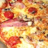pizza CORZZITO - anglická slanina, pikantní klobása, uzený sýr, žampiony